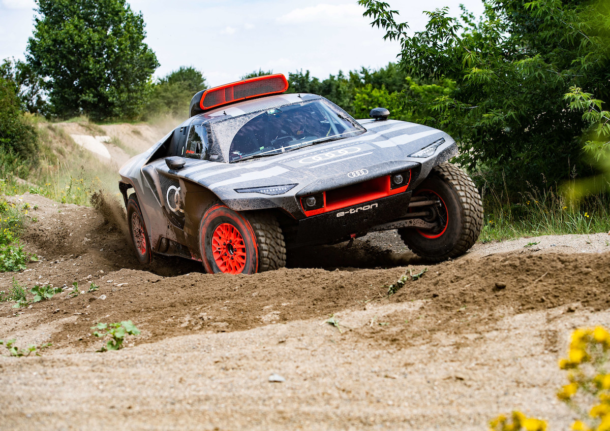 Audi Dakar Yarışçısı RS Q e-Tron'un Testlerine Başladı