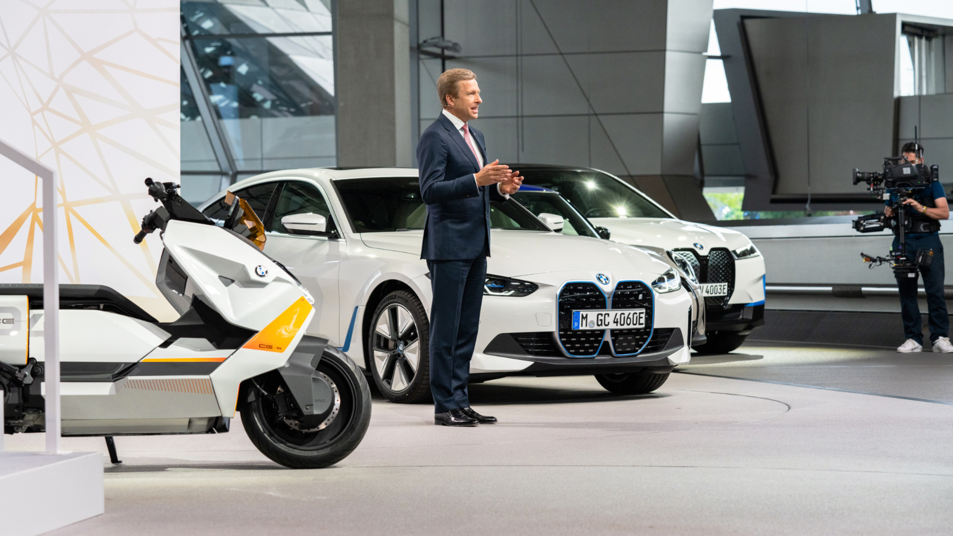 BMW 2030 Hedefini Netleştirdi: 10 Yılda 10 Milyon Elektrikli