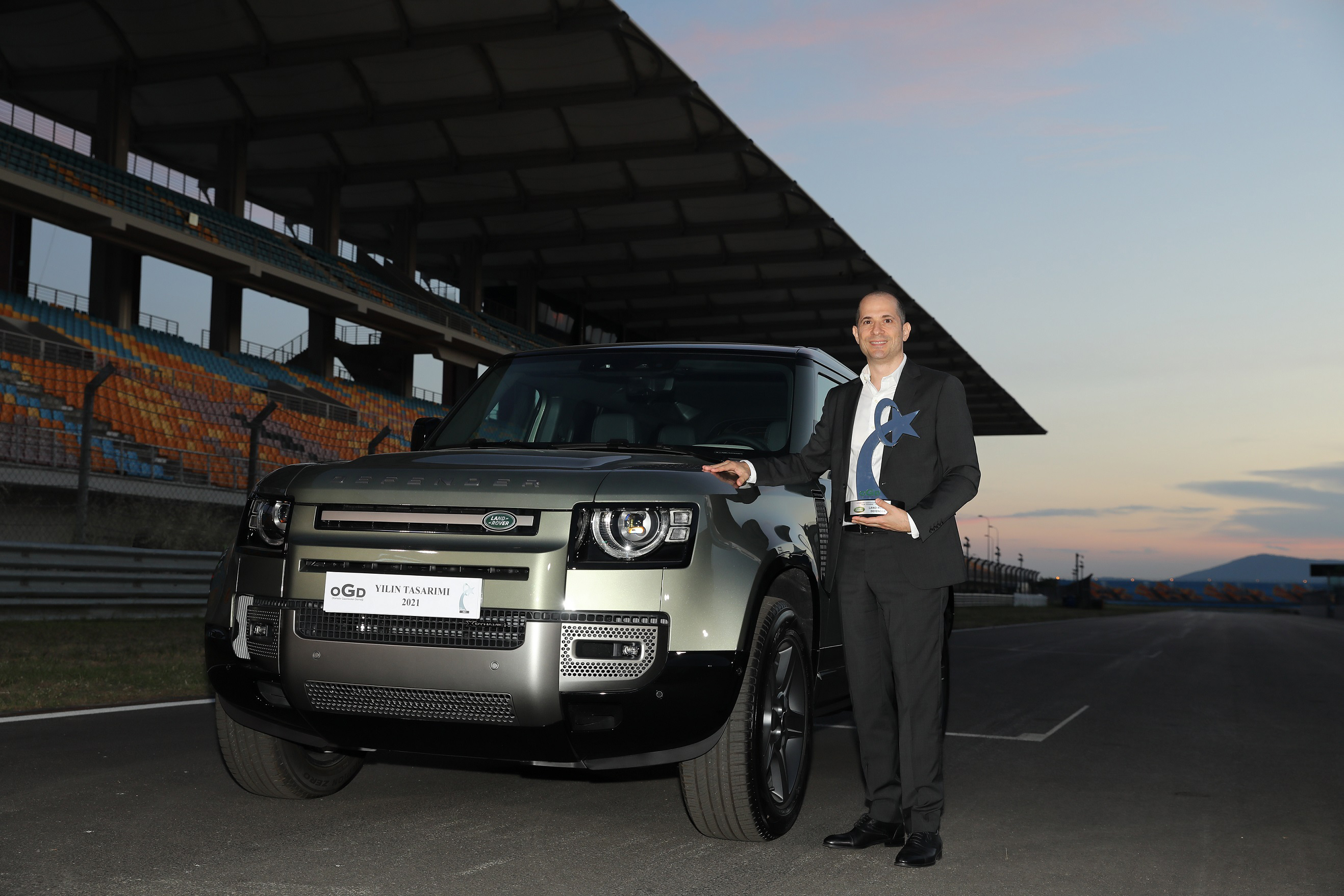Yeni Land Rover Defender OGD'den “Yılın Tasarımı” Ödülünü Aldı