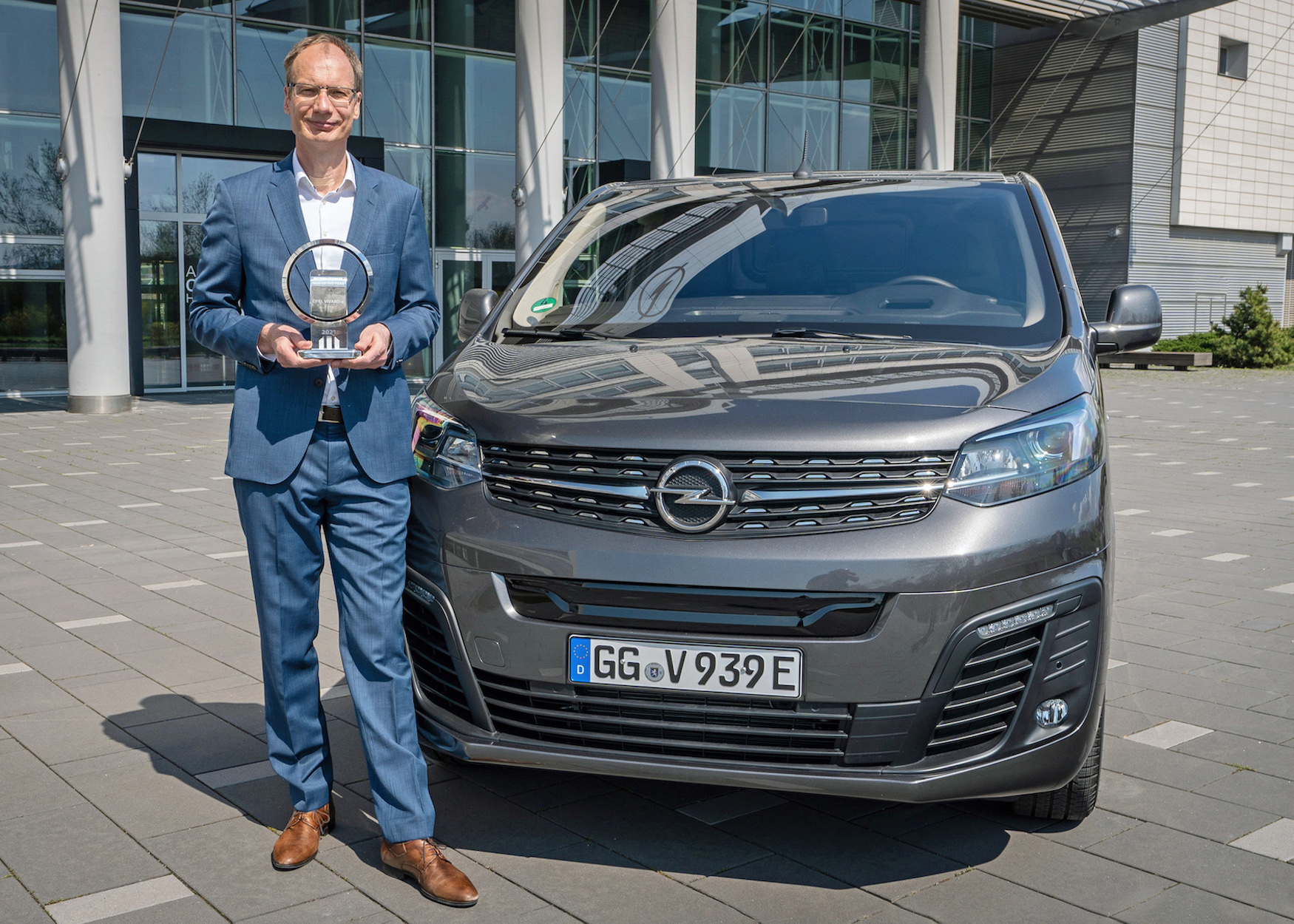 2021 Yılın Uluslararası Vanı Elektrikli Opel Vivaro-e Oldu